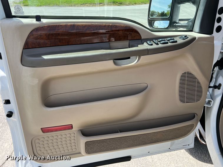 image for item KC9973 2003 Ford F350 Super Duty Lariat  Crew Cab pickup truck