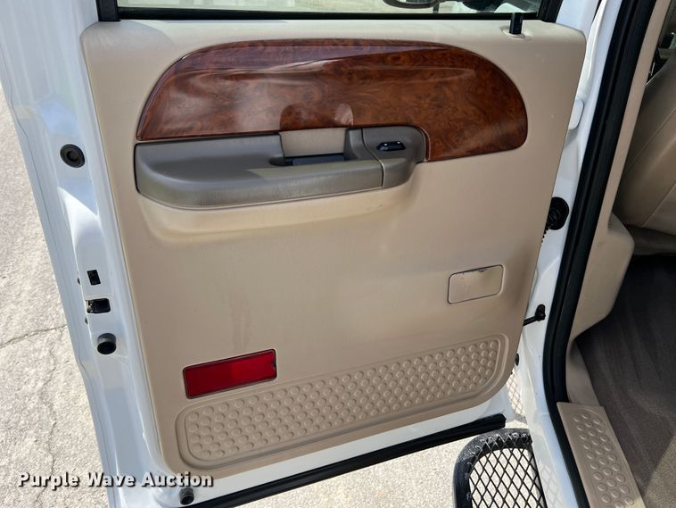 image for item KC9973 2003 Ford F350 Super Duty Lariat  Crew Cab pickup truck