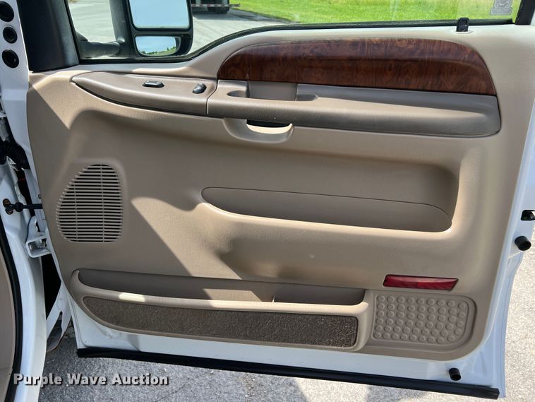 image for item KC9973 2003 Ford F350 Super Duty Lariat  Crew Cab pickup truck