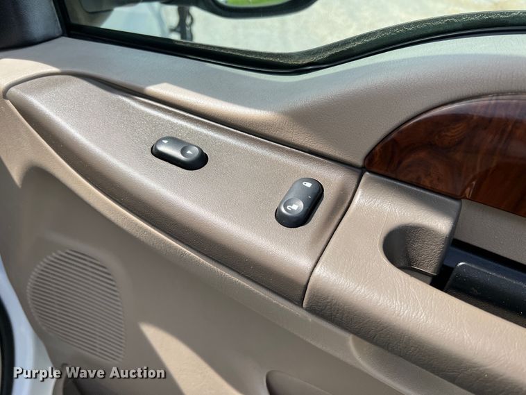 image for item KC9973 2003 Ford F350 Super Duty Lariat  Crew Cab pickup truck