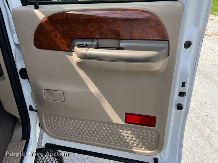 image for item KC9973 2003 Ford F350 Super Duty Lariat  Crew Cab pickup truck