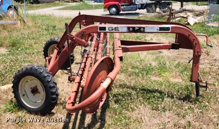image for item KT9893 Gehl 412  hay rake