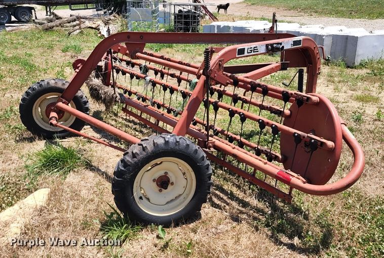 image for item KT9893 Gehl 412  hay rake
