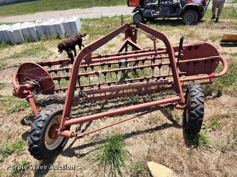 image for item KT9893 Gehl 412  hay rake