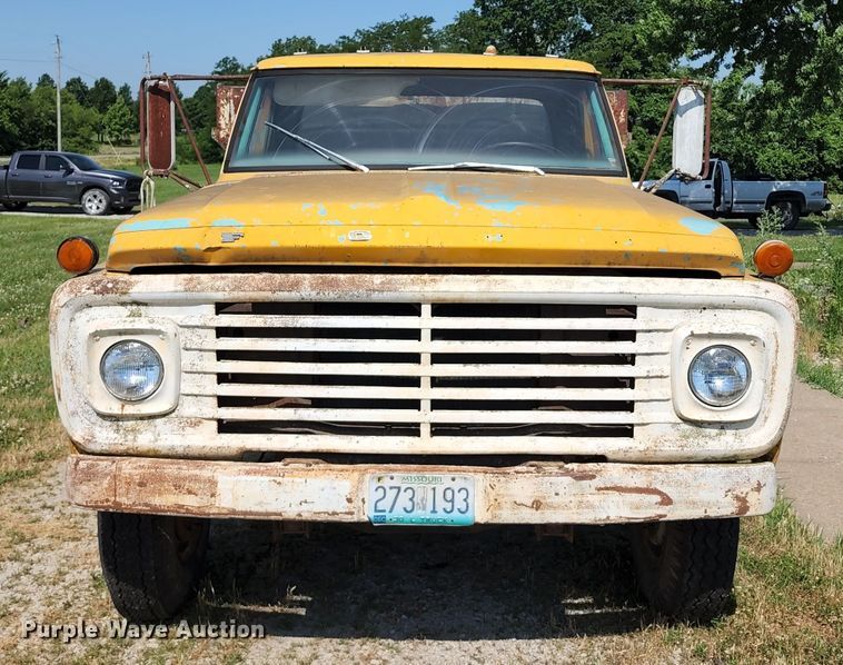 image for item KU9367 1969 Ford F600  dump truck