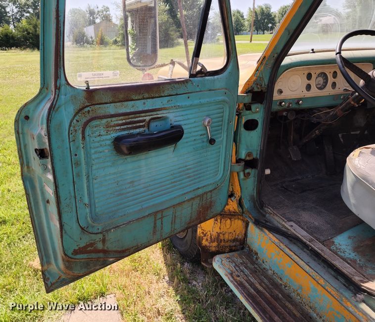 image for item KU9367 1969 Ford F600  dump truck