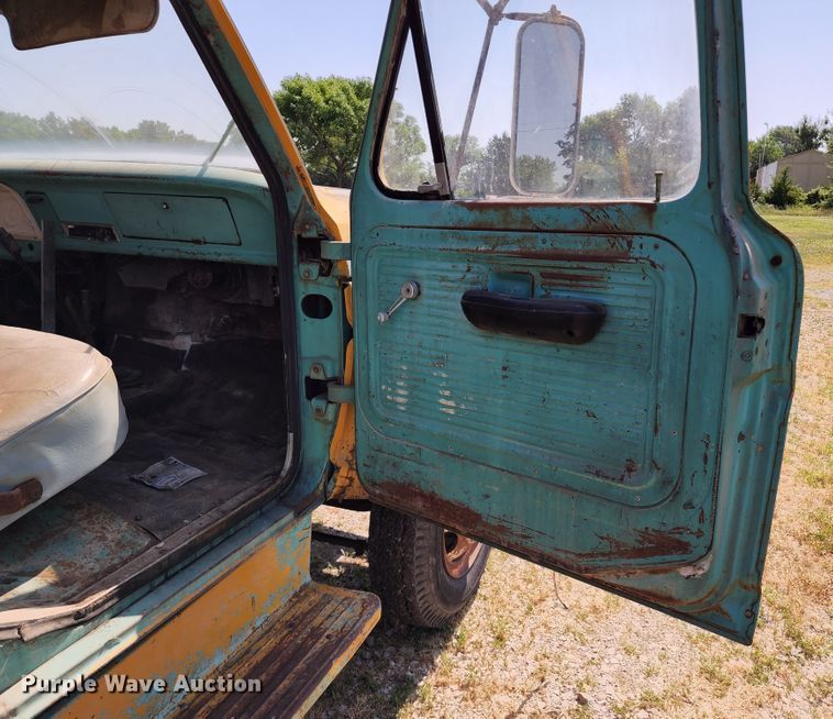 image for item KU9367 1969 Ford F600  dump truck