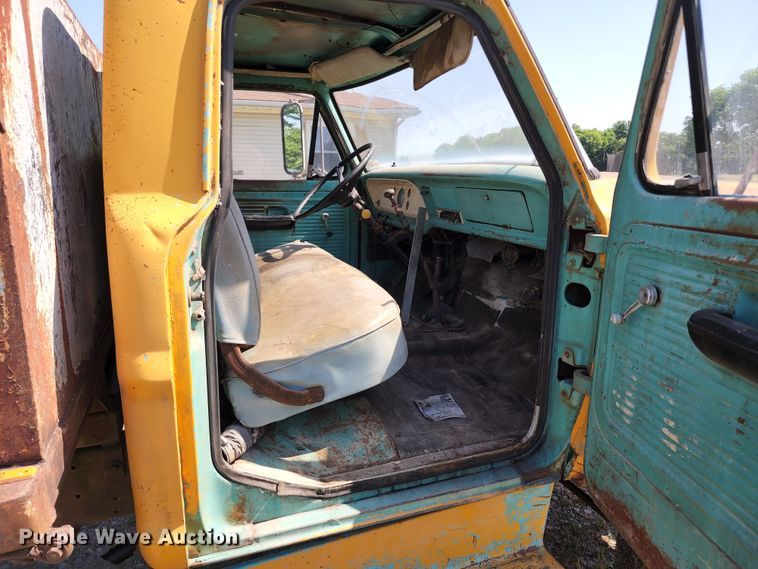 image for item KU9367 1969 Ford F600  dump truck