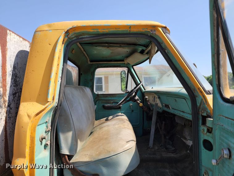 image for item KU9367 1969 Ford F600  dump truck