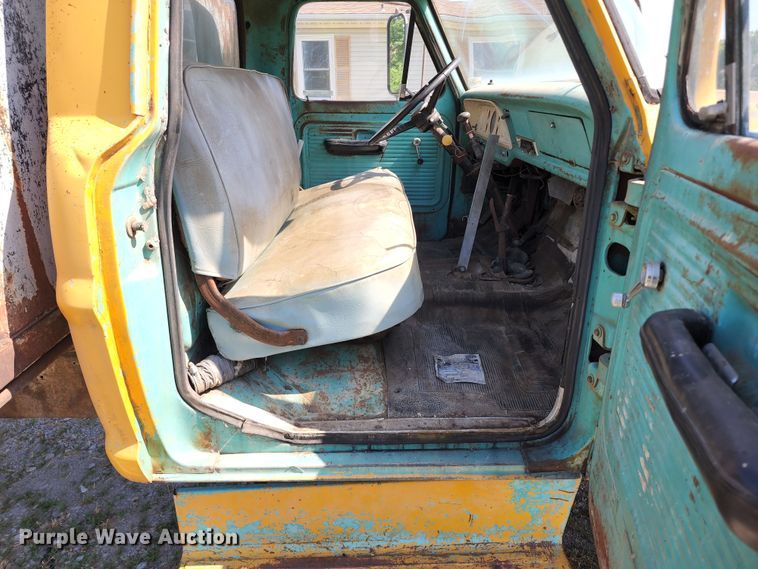 image for item KU9367 1969 Ford F600  dump truck