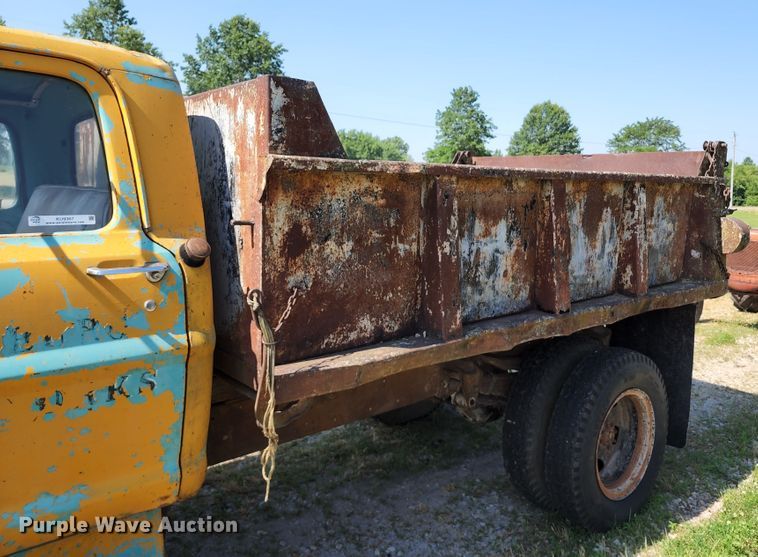image for item KU9367 1969 Ford F600  dump truck