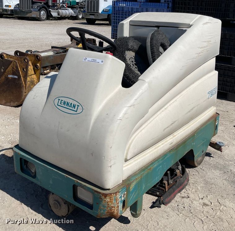 image for item LF9033 Tennant 7200  floor sweeper