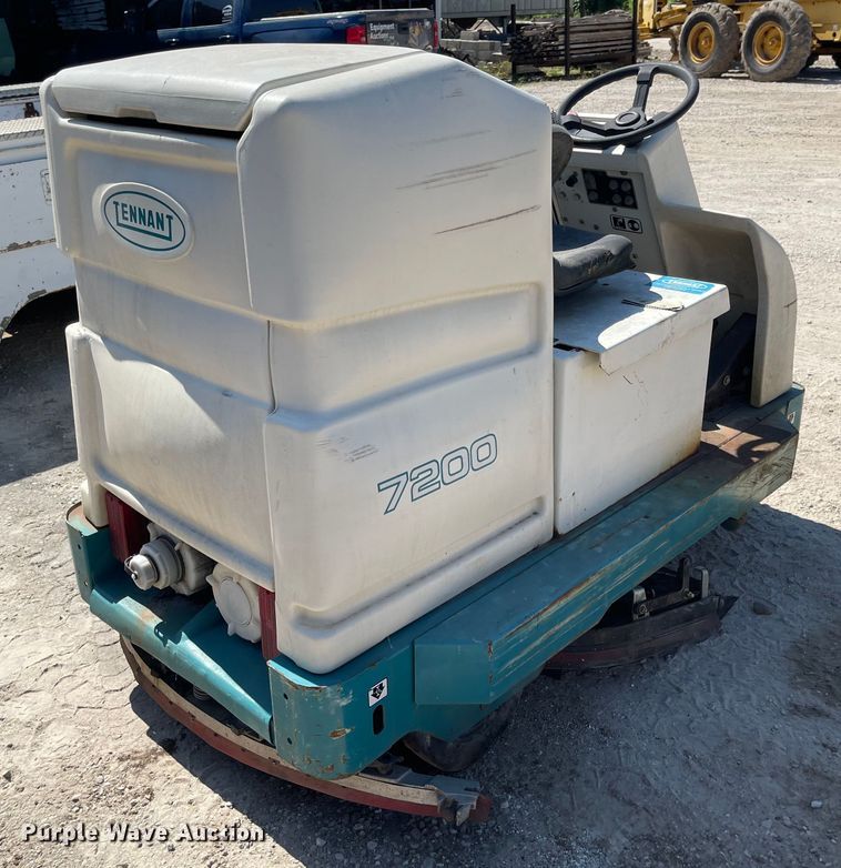 image for item LF9033 Tennant 7200  floor sweeper