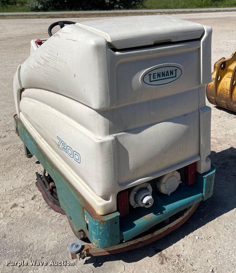 image for item LF9033 Tennant 7200  floor sweeper