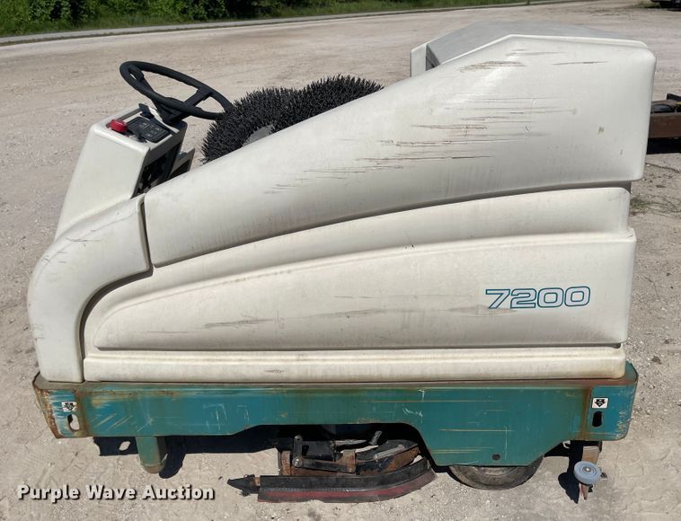 image for item LF9033 Tennant 7200  floor sweeper