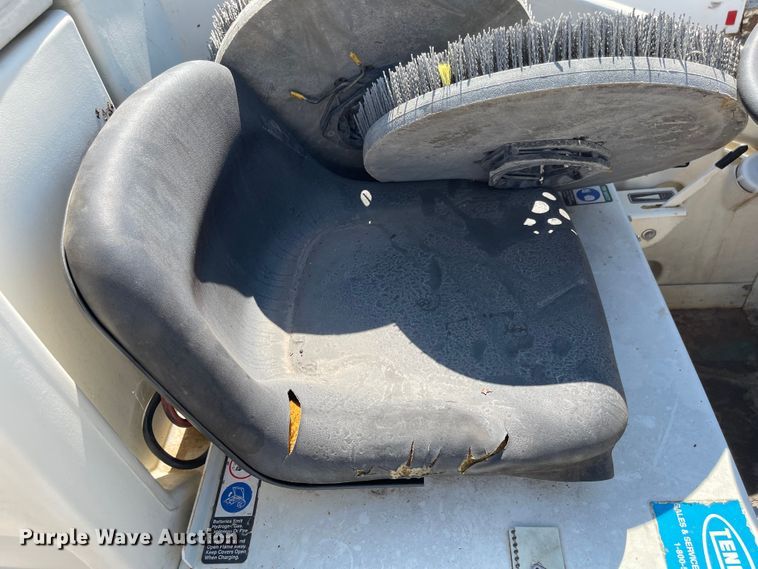 image for item LF9033 Tennant 7200  floor sweeper