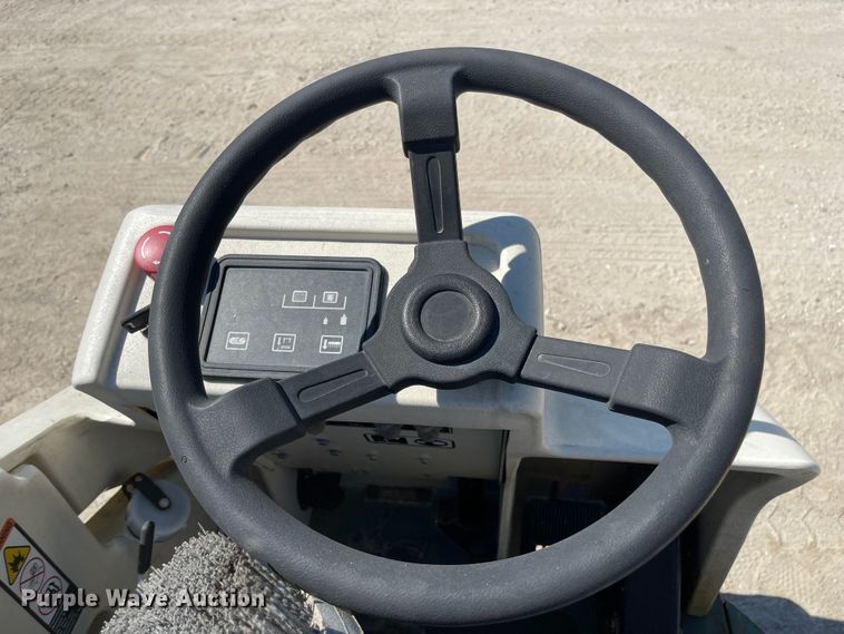 image for item LF9033 Tennant 7200  floor sweeper