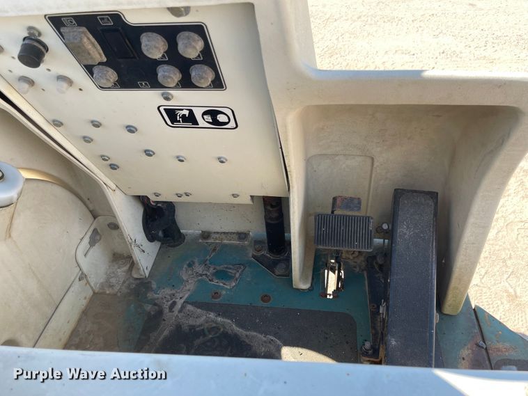 image for item LF9033 Tennant 7200  floor sweeper