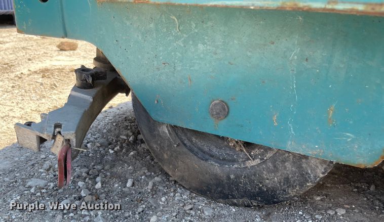 image for item LF9033 Tennant 7200  floor sweeper