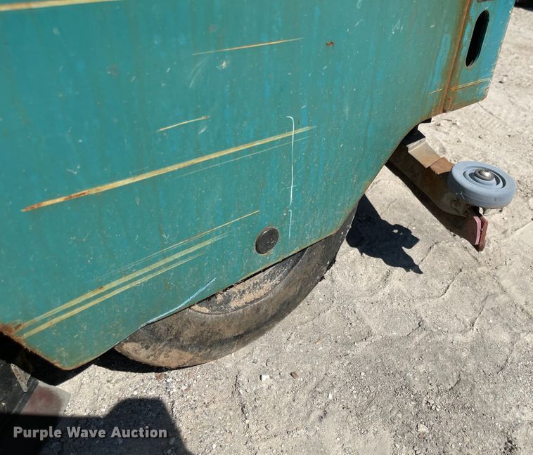 image for item LF9033 Tennant 7200  floor sweeper