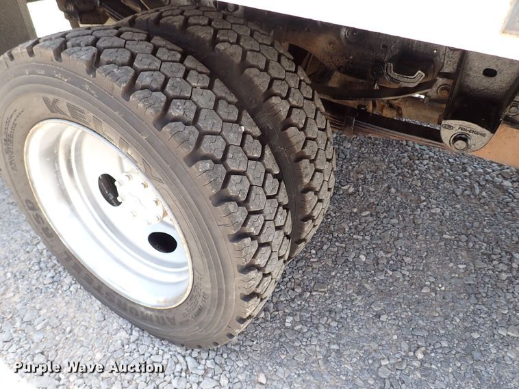 image for item LU9058 2000 Ford F450 Super Duty  flatbed truck