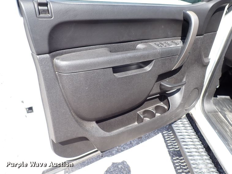 image for item LU9059 2013 Chevrolet Silverado 1500  Crew Cab pickup truck