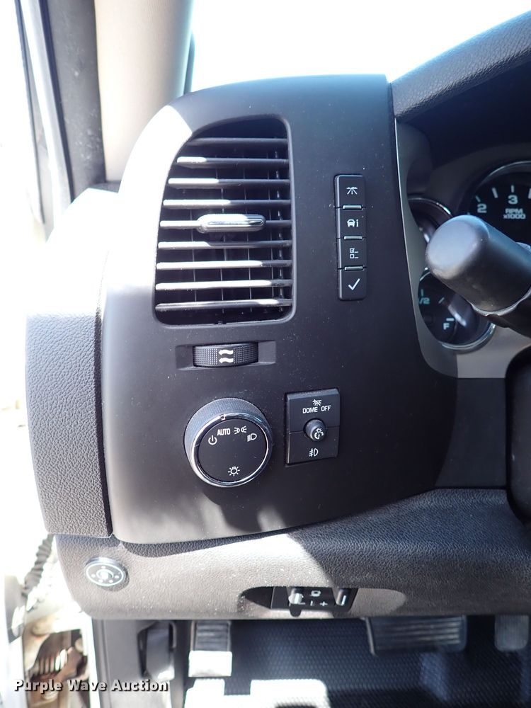 image for item LU9059 2013 Chevrolet Silverado 1500  Crew Cab pickup truck