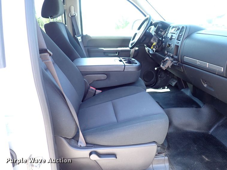 image for item LU9059 2013 Chevrolet Silverado 1500  Crew Cab pickup truck