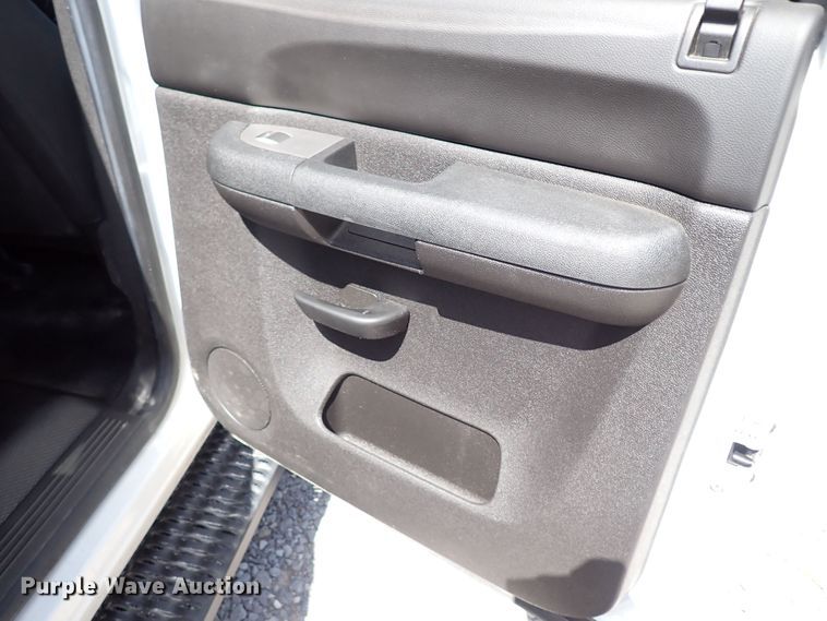 image for item LU9059 2013 Chevrolet Silverado 1500  Crew Cab pickup truck