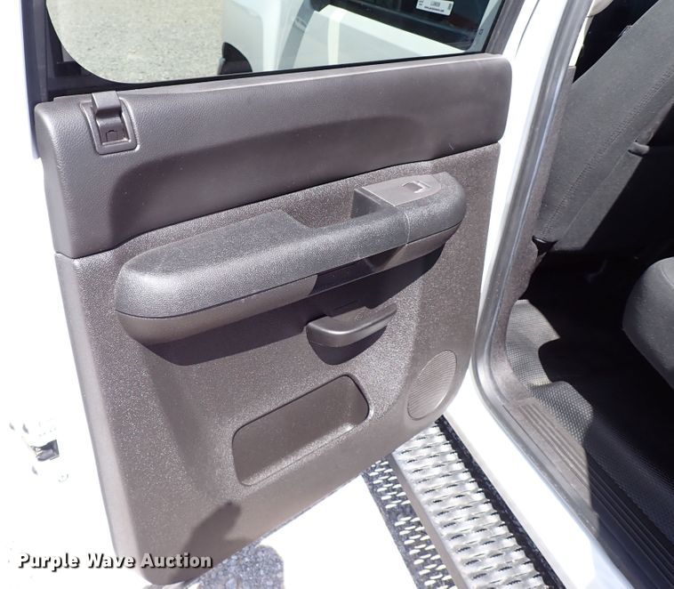 image for item LU9059 2013 Chevrolet Silverado 1500  Crew Cab pickup truck