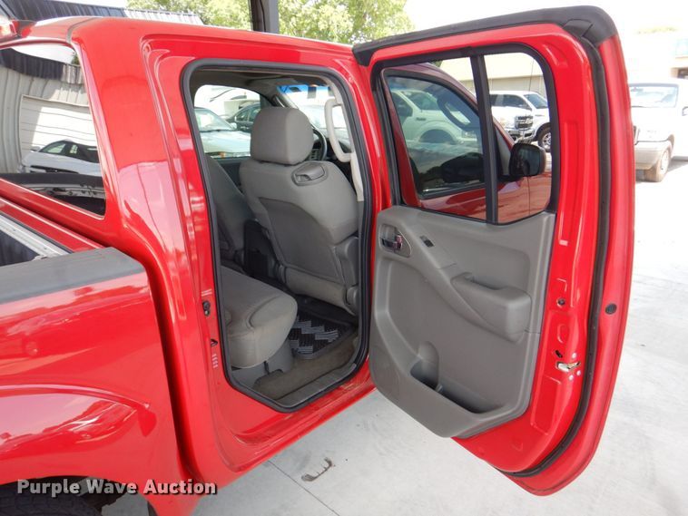 image for item MF9099 2006 Nissan Frontier  Crew Cab pickup truck