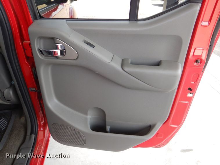 image for item MF9099 2006 Nissan Frontier  Crew Cab pickup truck