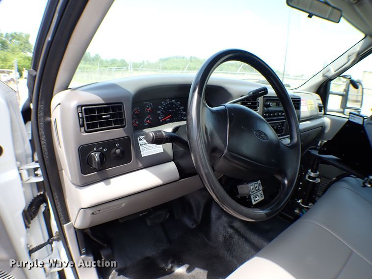 image for item MF9347 2001 Ford F450 Super Duty  bucket truck