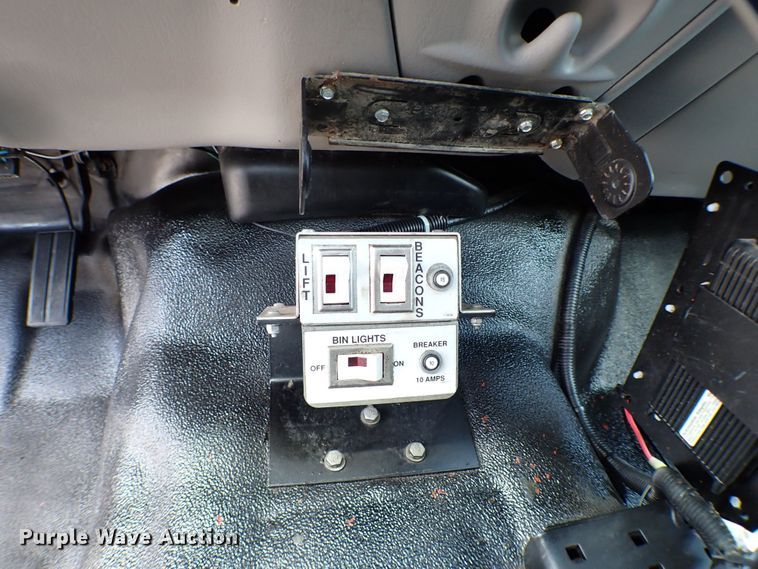 image for item MF9347 2001 Ford F450 Super Duty  bucket truck