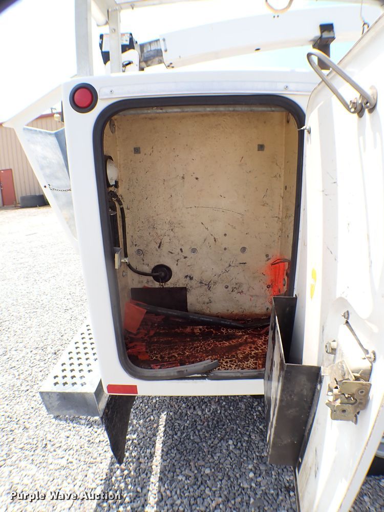 image for item MF9347 2001 Ford F450 Super Duty  bucket truck