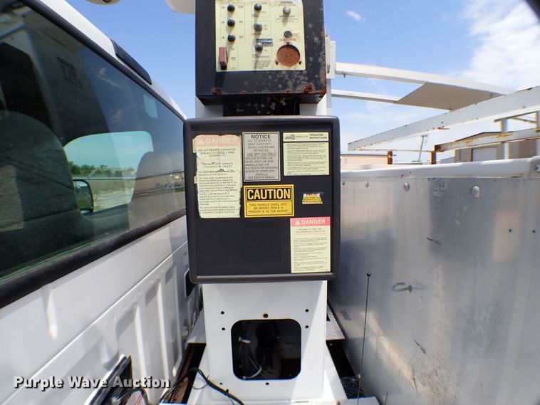 image for item MF9347 2001 Ford F450 Super Duty  bucket truck