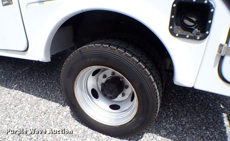 image for item MF9347 2001 Ford F450 Super Duty  bucket truck