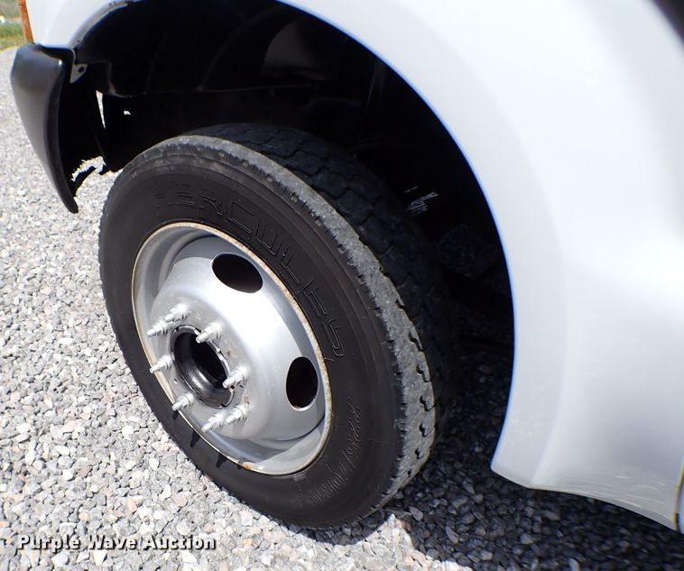 image for item MF9347 2001 Ford F450 Super Duty  bucket truck