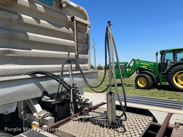 image for item DJ7652 1996 Peterbilt 379  semi truck