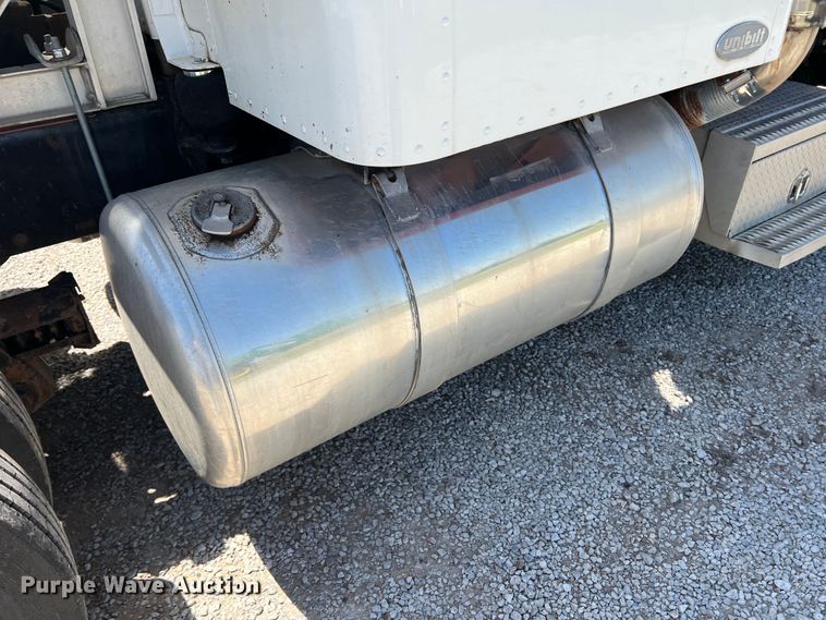 image for item DJ7652 1996 Peterbilt 379  semi truck