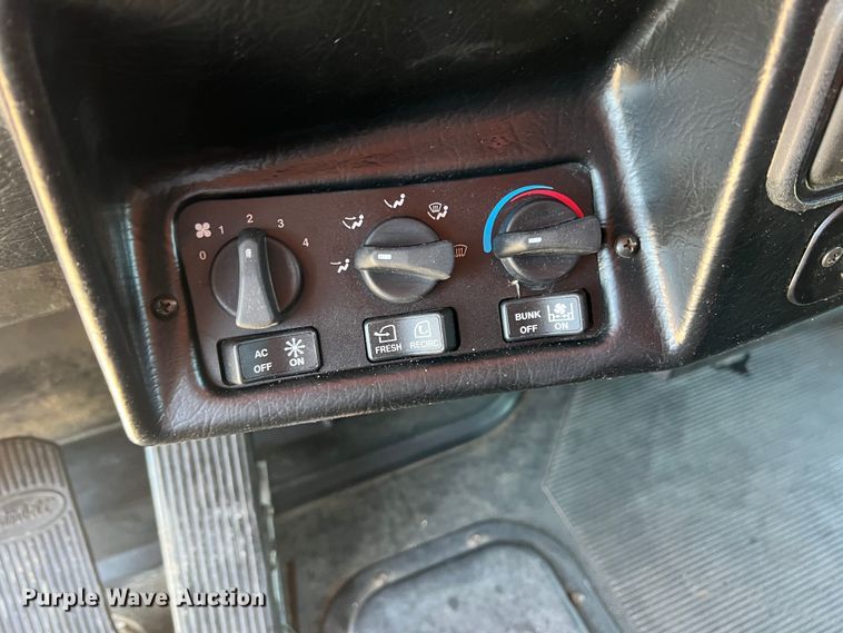 image for item DJ7652 1996 Peterbilt 379  semi truck