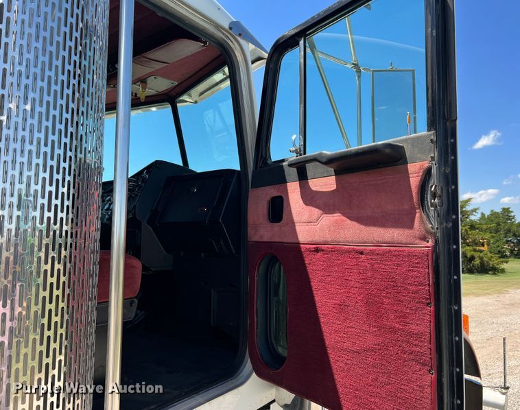 image for item DJ7652 1996 Peterbilt 379  semi truck