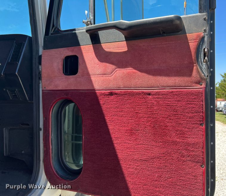 image for item DJ7652 1996 Peterbilt 379  semi truck