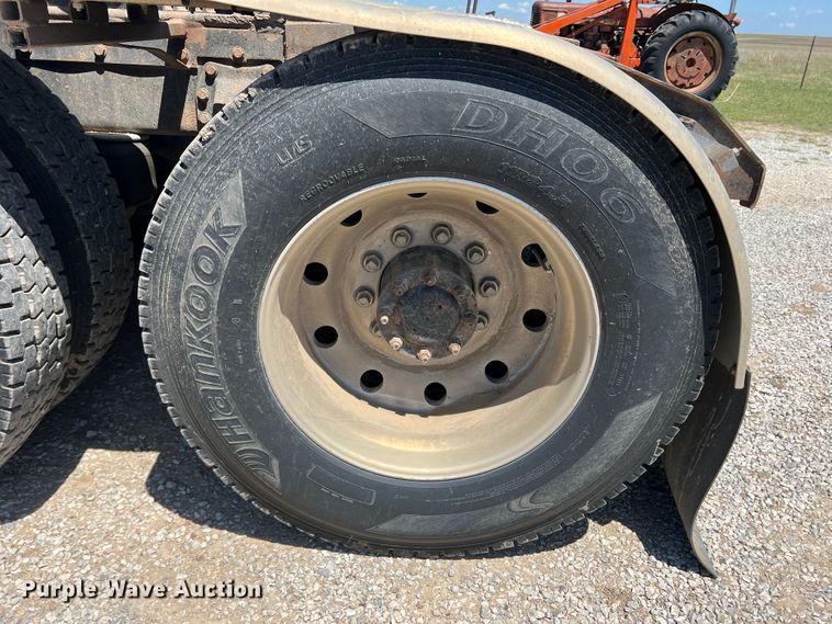 image for item DJ7652 1996 Peterbilt 379  semi truck