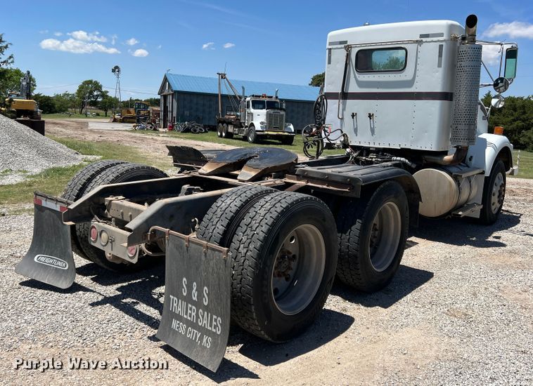 image for item DJ7653 1998 Kenworth T800  semi truck