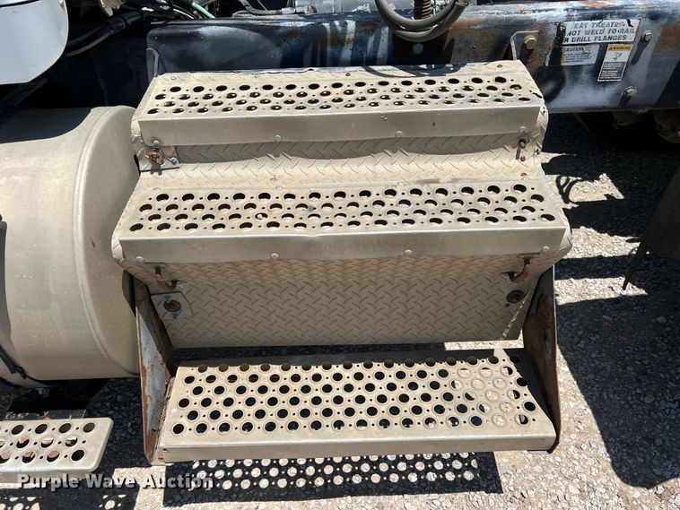 image for item DJ7653 1998 Kenworth T800  semi truck