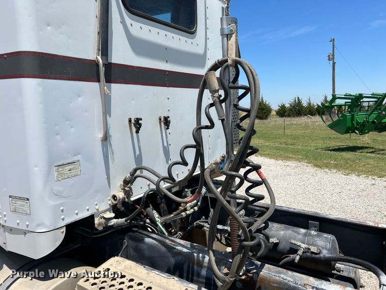 image for item DJ7653 1998 Kenworth T800  semi truck