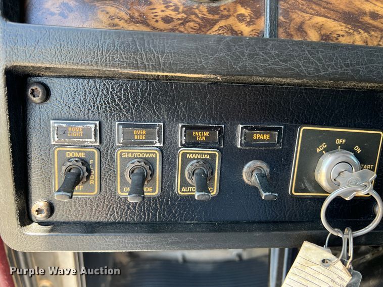 image for item DJ7653 1998 Kenworth T800  semi truck