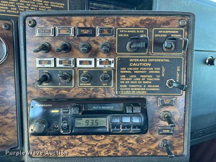 image for item DJ7653 1998 Kenworth T800  semi truck