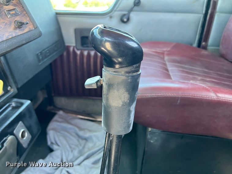 image for item DJ7653 1998 Kenworth T800  semi truck